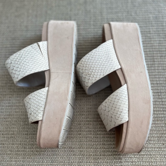 j/slides Women's Quincy Off-White Embossed 7 M US - Picture 3 of 4